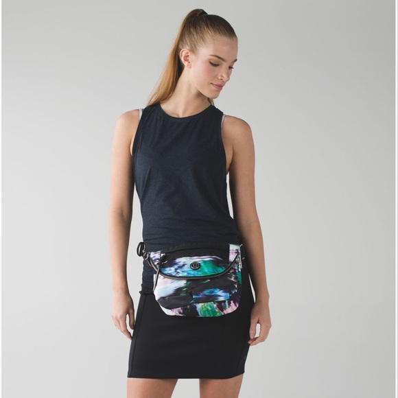 NWOT lululemon festival bag - print: pigment wind dragonfly - Picture 4 of 9